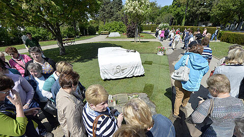 Fans nehmen Abschied von Udo Jürgens an einem weißen Flügel aus Marmor auf dem Wiener Zentralfriedhof.