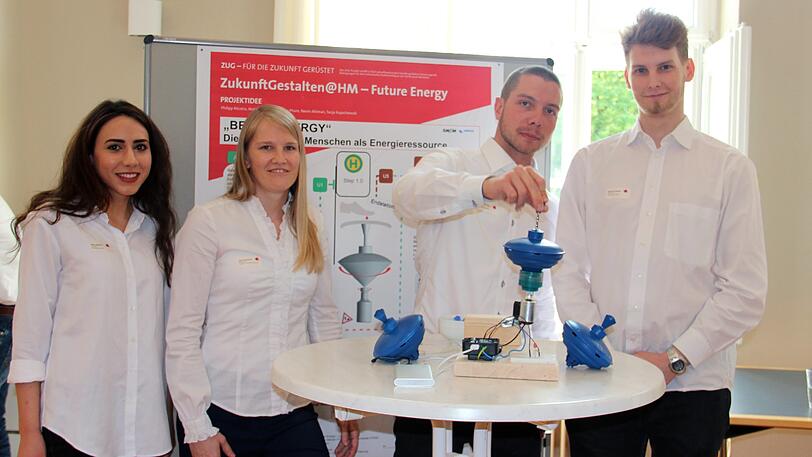 Das Team von Step 1 zeigt den Prototyp der Trittvorrichtung