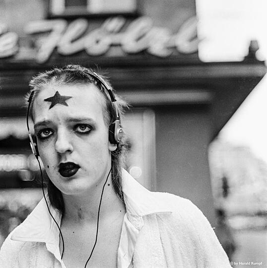 Mit Stern vorm Café Hölzl in Schwabing: Ein junger Mann mit Stern, fotografiert 1981.