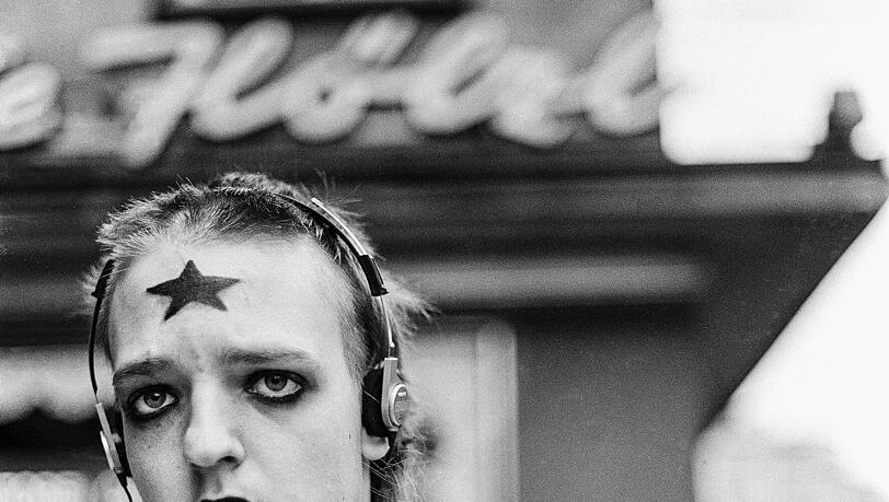 Mit Stern vorm Café Hölzl in Schwabing: Ein junger Mann mit Stern, fotografiert 1981. Mit Stern vorm Café Hölzl in Schwabing: Ein junger Mann mit Stern, fotografiert 1981.