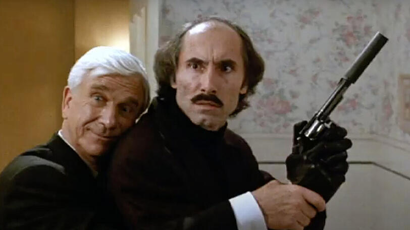 Anthony James (r.) mit Leslie Nielsen in der Kultkomödie "Die nackte Kanone 2  1/2 ".