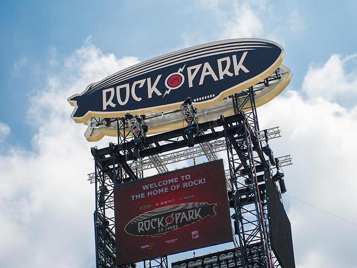 Das Logo von "Rock im Park" ist auf einem Gerüst während des Musikfestivals zu sehen. Foto: picture alliance / dpa/Archivbild