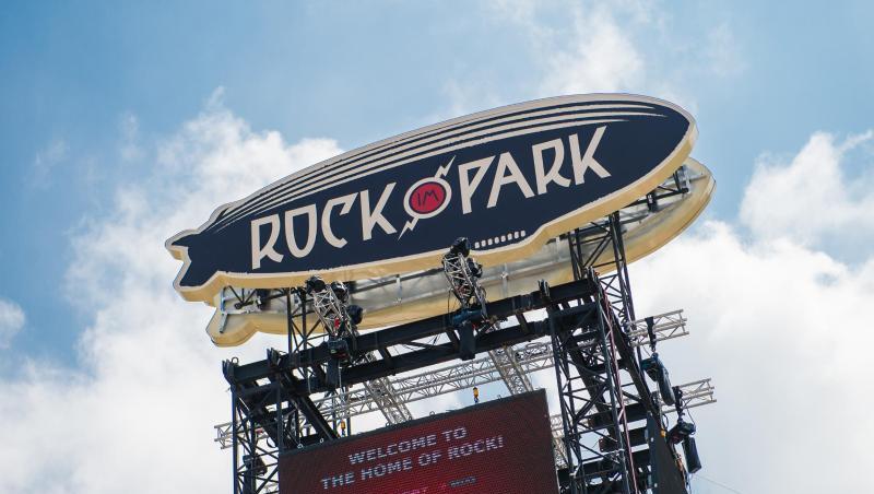 Das Logo von "Rock im Park" ist auf einem Gerüst während des Musikfestivals zu sehen. Foto: picture alliance / dpa/Archivbild Das Logo von "Rock im Park" ist auf einem Gerüst während des Musikfestivals zu sehen. Foto: picture alliance / dpa/Archivbild