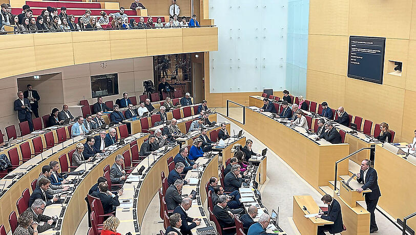 Hubert Aiwanger (Freie Wähler), bayerischer Wirtschaftsminister, gibt eine Regierungserklärung im bayerischen Landtag ab. Hubert Aiwanger (Freie Wähler), bayerischer Wirtschaftsminister, gibt eine Regierungserklärung im bayerischen Landtag ab.