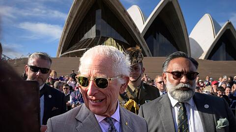 Herzlicher Empfang: König Charles III. schüttelte vor dem berühmten Operhaus in Sydney am 22. Oktober 2024 viele Hände.