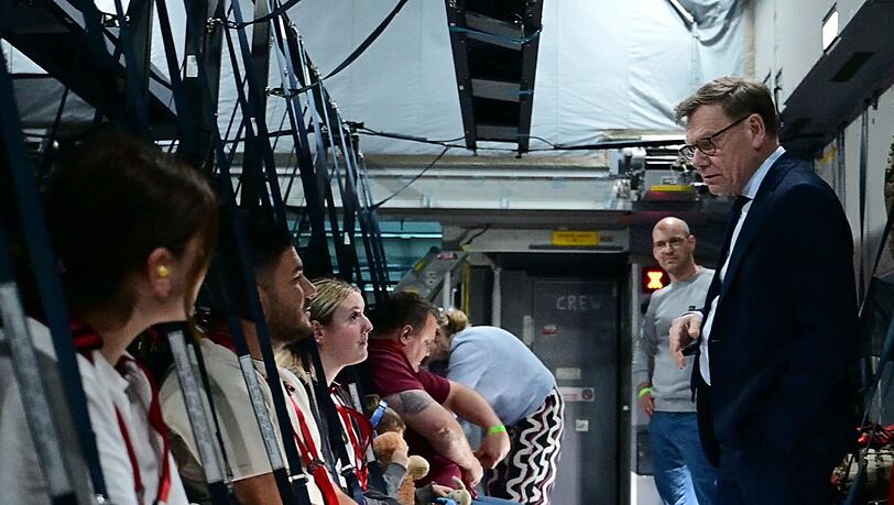 Auch Au&szlig;enminister Wadephul nahm gestrandete Deutsche bei seiner Reise in den Nahen Osten in seinem Flugzeug mit.