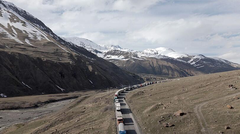 Georgien erlebt seit Beginn des russischen Krieges gegen die Ukraine einen Wirtschaftsboom. Haben die Lkw-Kolonnen im Kaukasus damit etwas zu tun? Georgien erlebt seit Beginn des russischen Krieges gegen die Ukraine einen Wirtschaftsboom. Haben die Lkw-Kolonnen im Kaukasus damit etwas zu tun?
