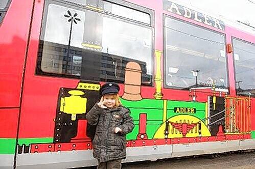 Der kleine Björn (3) bewundert die Adler-Straßenbahn.