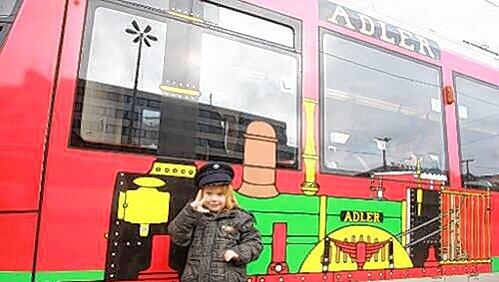 Der kleine Björn (3) bewundert die Adler-Straßenbahn. Der kleine Björn (3) bewundert die Adler-Straßenbahn.
