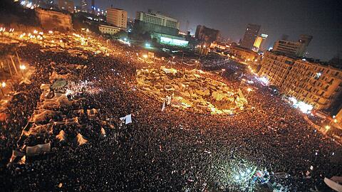 Mehr als zehntausend Menschen haben die Nacht auf dem Tahrir-Platz in Kairo verbracht. Sie harrten nach der Rede des ägyptischen Präsidenten Husni Mubarak am Abend dort aus.
