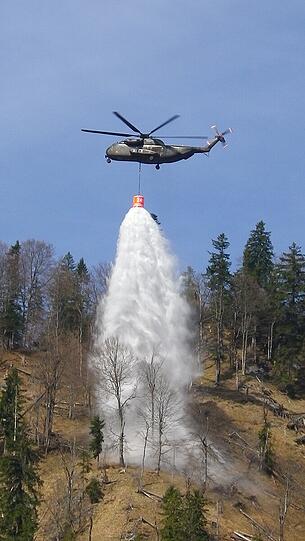 Waldbrandübung Sylvensteinspecher: 
Die Zusammenarbeit bei der Waldbrandbekämpfung wird am 07.04.2011 im Rahmen einer Großübung des Landkreis Bad Tölz Wolfratshausen am Sylvensteinspeicher unter einsatznahen Bedingungen geprobt. Die Freiwillige Feuerwehr beteiligt sich mit der sog. Flughelferstaffel sowie einem Tanklöschfahrzeug und Anhänger für zwei Außenlastbehälter an der Übung. Darüber hinaus sind auch die Freiwilligen Feuerwehren aus Wolfratshausen und Partenkirchen eingebunden. Die Bundeswehr und die Bundespolizei beteiligen sich mit je zwei Maschinen.