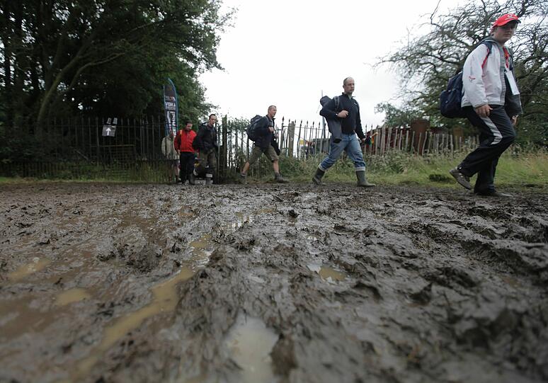 Silverstone im Regen: Starkregen hat die Wiesen um die Rennstrecke komplett unter Wasser gesetzt. Die Bilder.