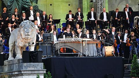 Der Schlagzeuger Martin Grubinger und die Münchner Philharmoniker am Odeonsplatz.