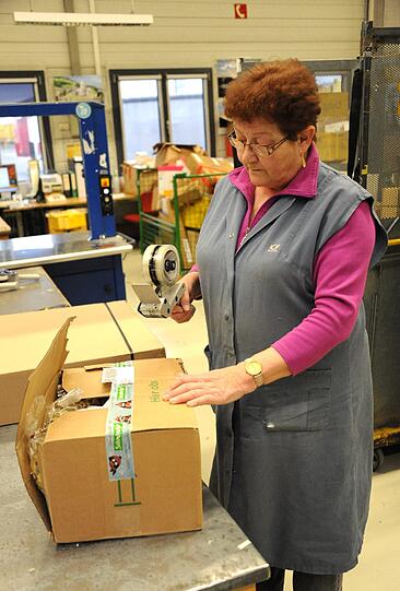 ...bei bei Hildegard Dierl (64) und ihren Kolleginnen. Sie verpacken die Sendungen dann neu. Manchmal reicht ein extra Klebestreifen oder ein stärkerer Karton. In Einzelfällen, wie bei der zerbrochenen Flasche, sind aber selbst sie machtlos. Absurde Sendungen...
