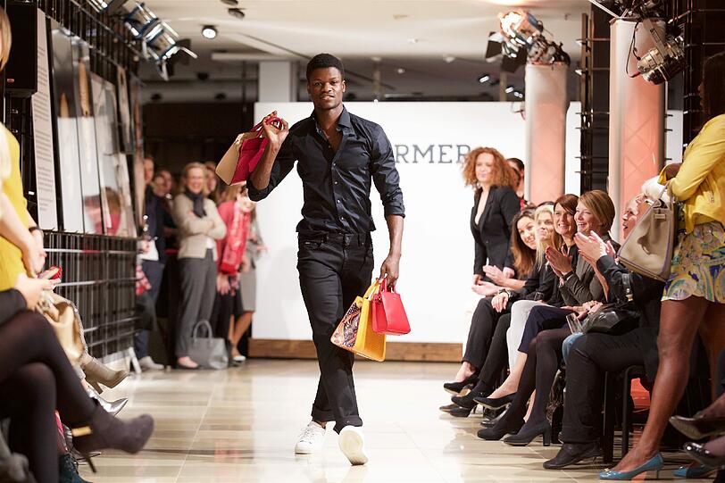 Die Damen bestaunten die neuen Herbst-Winter-Trends bei der Modenschau.