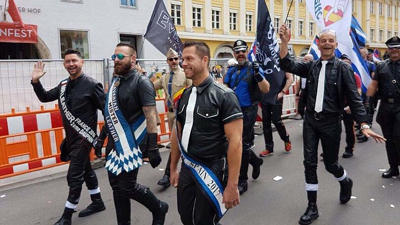 Teilnehmer der traditionellen Parade anlässlich des Christopher Street Day