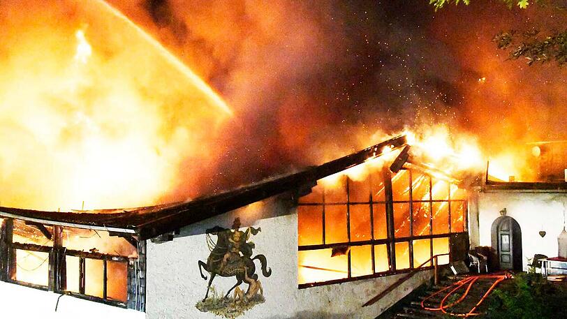 Flammeninferno in Icking - die Bilder vom Feuerwehreinsatz in der Nacht.
