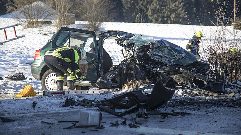 Beide Autos sind vollkommen zerstört, die Fahrer erlitten schwerste Verletzungen. Die Bilder vom Unfallort in Nußdorf.