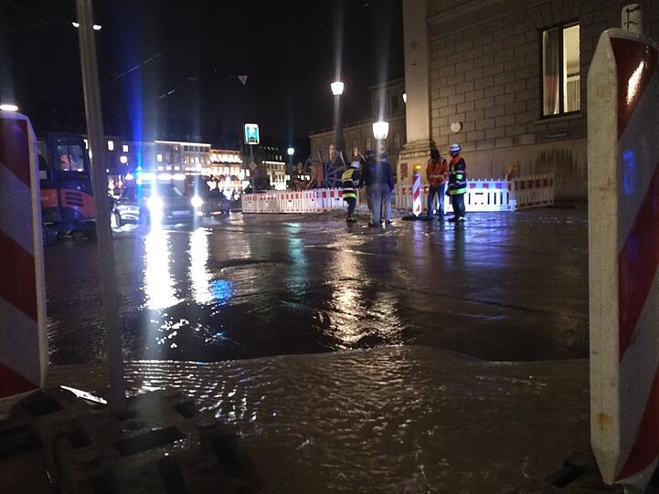 Ein Wasserrohrbruch hat die Maximilianstraße überflutet. Die Bilder.