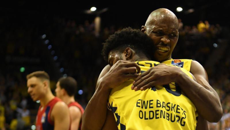 Oldenburgs Rickey Pulding (r) feiert mit Frantz Massenat den Sieg über Bayerns Baskteballer. Oldenburgs Rickey Pulding (r) feiert mit Frantz Massenat den Sieg über Bayerns Baskteballer.