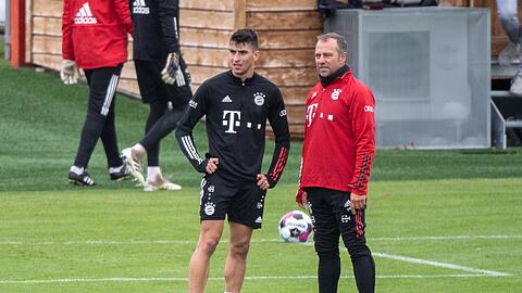 Neuzugang: Marc Roca (l.) spricht mit Trainer Hansi Flick.