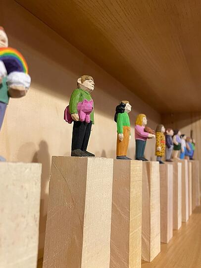 Die Holzfiguren von Tilla Messermann erinnern an Märchenfiguren. Die Holzfiguren von Tilla Messermann erinnern an Märchenfiguren.