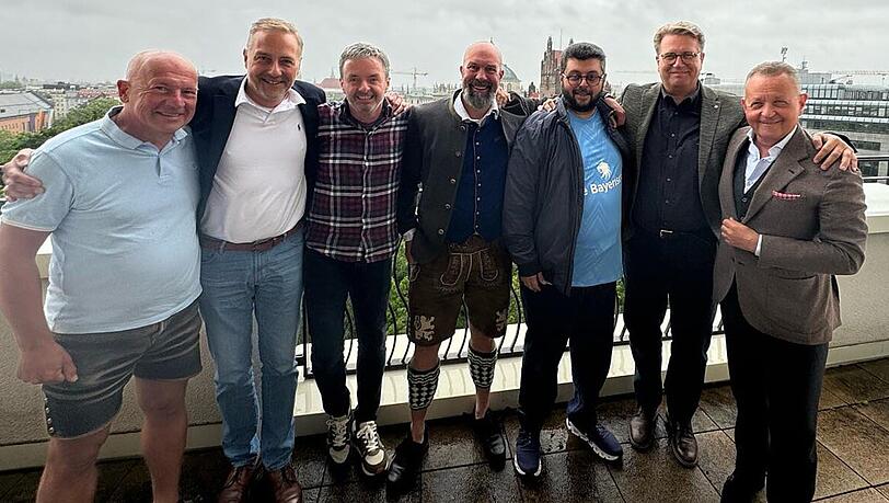 Die Vertreter des "Bündnis Zukunft 1860" um Martin Gräfer (2.v.r.) und Klaus Lutz (r.) zu Besuch bei Löwen-Investor Hasan Ismaik (3.v.r.).