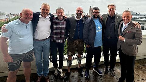 Die Vertreter des "Bündnis Zukunft 1860" um Martin Gräfer (2.v.r.) und Klaus Lutz (r.) zu Besuch bei Löwen-Investor Hasan Ismaik (3.v.r.).