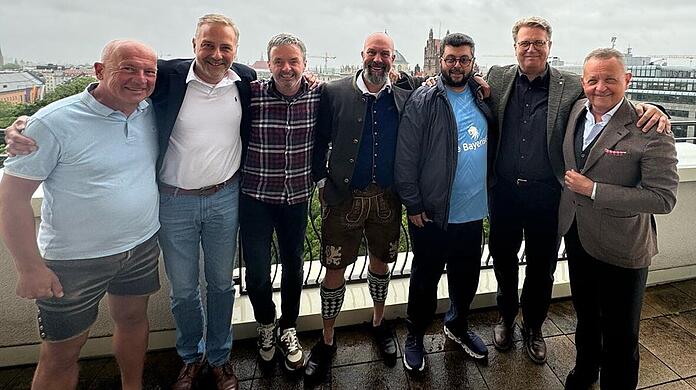 Die Vertreter des "Bündnis Zukunft 1860" um Martin Gräfer (2.v.r.) und Klaus Lutz (r.) zu Besuch bei Löwen-Investor Hasan Ismaik (3.v.r.).