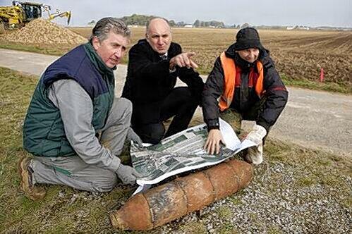 Der Landwirt Karl Schön, der Giebelstädter Bürgermeister Helmut Krämer (Bürgerbündnis) und der Kampfmittelexperte Daniel Raabe mit einer entschärften Bombe aus dem 2. Weltkrieg.