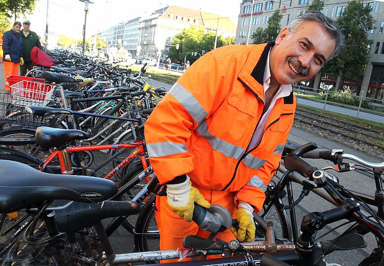 Schon 2011 hatten die Mitarbeiter der Stadt bei der Entsorgung der Schrott-Radl im Stadtgebiet jede Menge zu tun - die Bilder aus dem letzten Jahr.