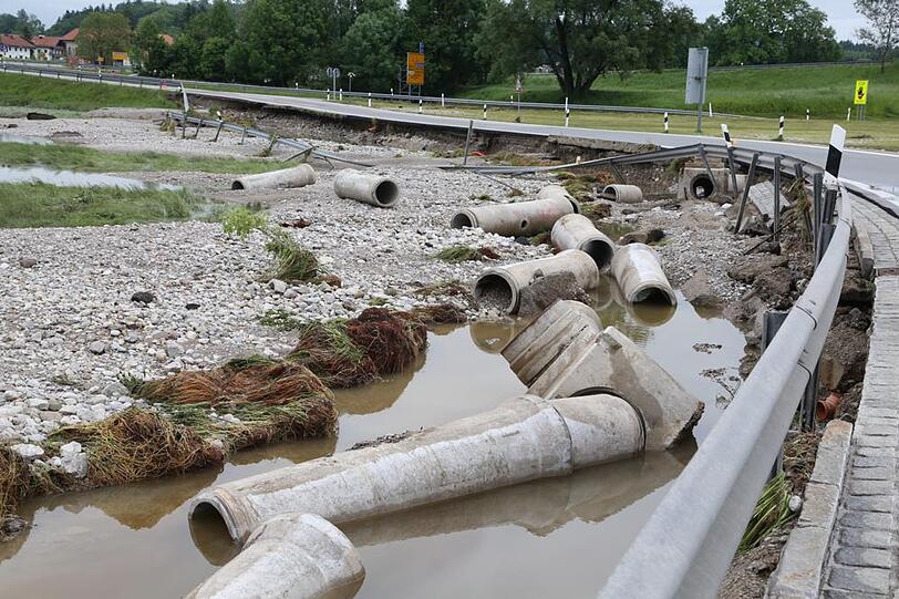 Schwere Hochwasser-Schäden an der A8. Die Bilder zum Durchklicken.