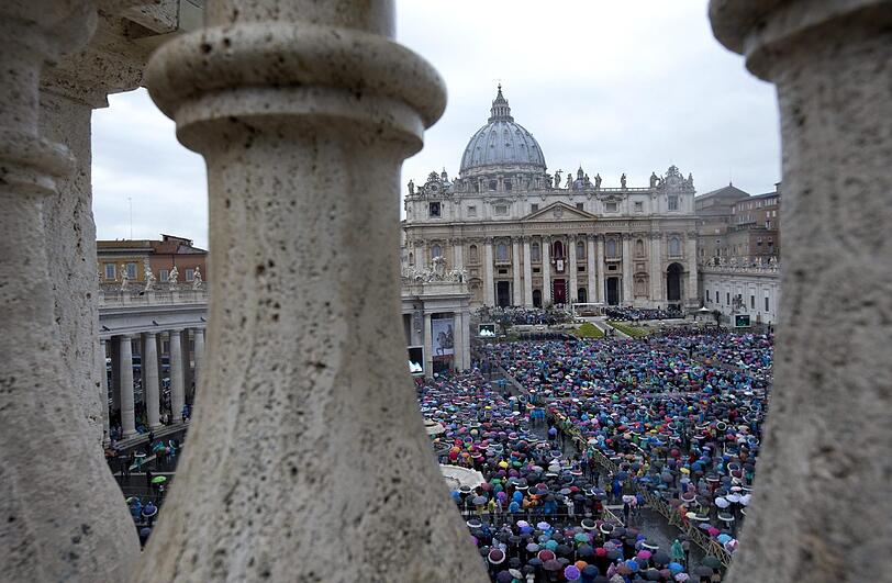 Papst Franziskus feiert mit Tausenden Pilgern die traditionelle Ostermesse auf dem Petersplatz in Rom