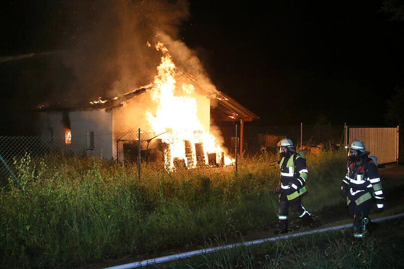 Feuerwerklager in Altötting abegbrannt: Die Bilder vom Feuerwehreinsatz.
