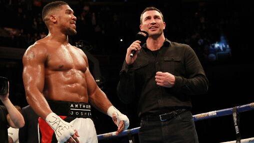 "Er hat diese enormen Muskeln, die ihm das Vertrauen geben, dass er alles zerstören kann", sagt Klitschko (r.) über Joshua. "Er hat diese enormen Muskeln, die ihm das Vertrauen geben, dass er alles zerstören kann", sagt Klitschko (r.) über Joshua.
