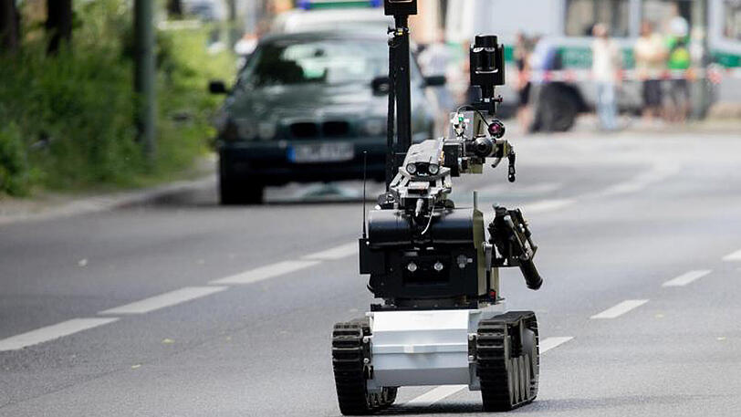 Ein Spezialroboter der Polizei vor dem verdächtien Auto in Berlin-Schöneberg.