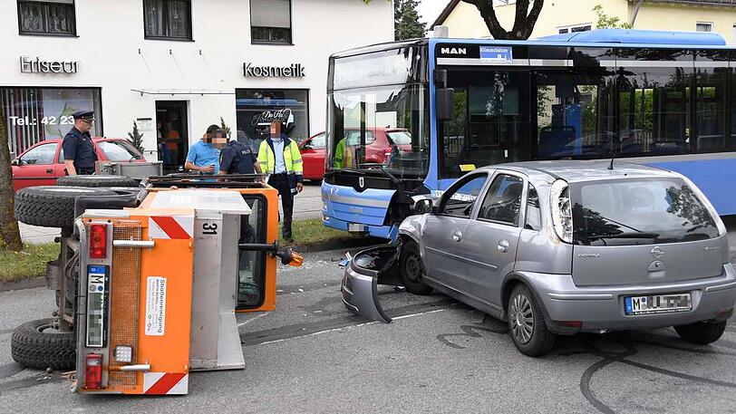Beim Unfall in der Truderinger Straße kollidierten ein Bus mit einem Opel Corsa. Ein Klein-Lkw konnte nicht mehr rechtzeitig ausweichen und kippte auf die Seite.