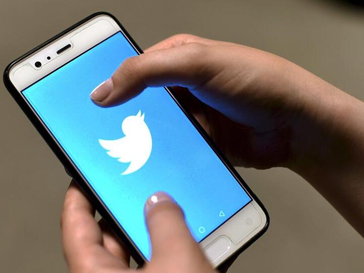 Die Twitter-App ist auf dem Bildschirm eines Smartphones zu sehen.