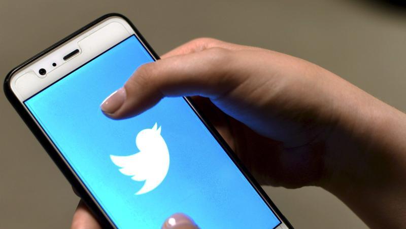 Die Twitter-App ist auf dem Bildschirm eines Smartphones zu sehen. Die Twitter-App ist auf dem Bildschirm eines Smartphones zu sehen.