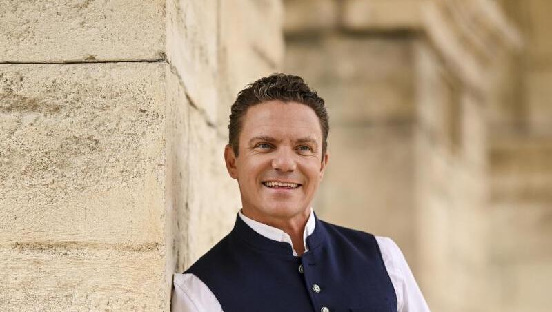 "Ich will nicht unbedingt auf meiner Hochzeit über Skype mit der Verwandtschaft sprechen oder mit Mundschutz meine zukünftige Frau küssen", sagt Moderator und Musiker Stefan Mross. "Ich will nicht unbedingt auf meiner Hochzeit über Skype mit der Verwandtschaft sprechen oder mit Mundschutz meine zukünftige Frau küssen", sagt Moderator und Musiker Stefan Mross.