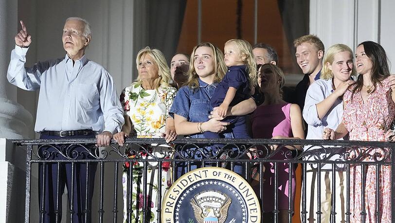 Joe und Jill Biden mit ihrer Familie auf dem Truman-Balkon des Weißen Hauses.