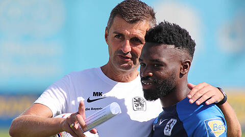 Löwen-Trainer Michael Köllner mit Joseph Boyamba.
