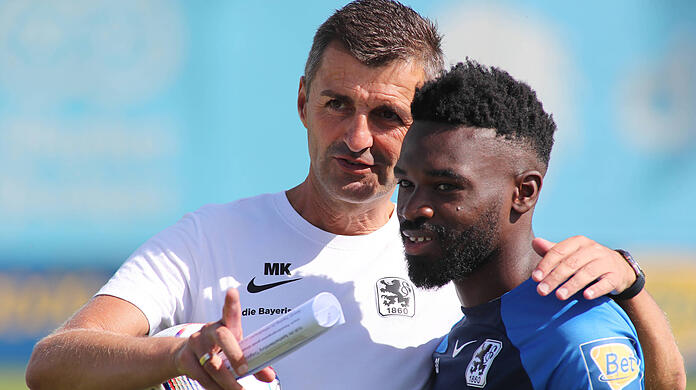 Löwen-Trainer Michael Köllner mit Joseph Boyamba.