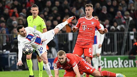 PSG-Superstar Lionel Messi (l) wird von Bayern-Verteidiger Matthijs de Ligt vom Ball getrennt.