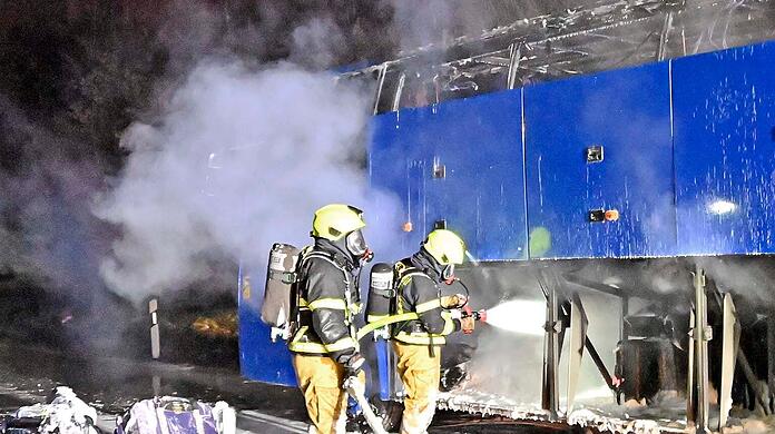 Auf der A99 bei München fängt ein niederländischer Bus auf der Fahrt nach Österreich zu brennen an. Die schnelle Reaktion des Busfahrers verhindert möglicherweise Schlimmeres.
