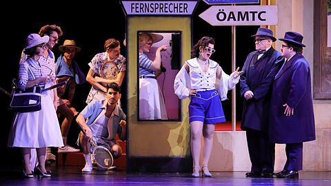 Auf Landpartie: Anna-Katharina Tonauer (Jeanne), Alexander Findewirth (Erich), Riccarda Schönerstedt (Regina), Sophia Keiler (Pauline), Robert Meyer (Heffele), Caspar Krieger (Stadtrat Danner) in "Waldmeister".