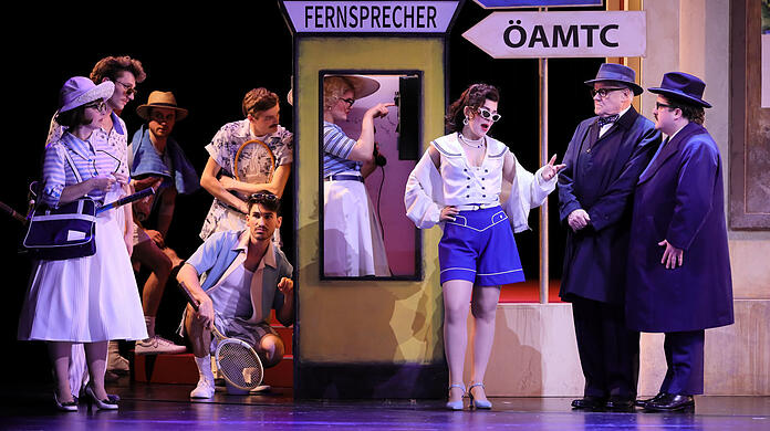 Auf Landpartie: Anna-Katharina Tonauer (Jeanne), Alexander Findewirth (Erich), Riccarda Schönerstedt (Regina), Sophia Keiler (Pauline), Robert Meyer (Heffele), Caspar Krieger (Stadtrat Danner) in "Waldmeister".