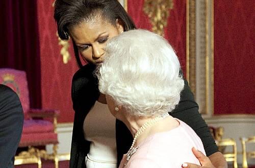 Michelle Obama legt spontan den Arm um Königin Elisabeth II.