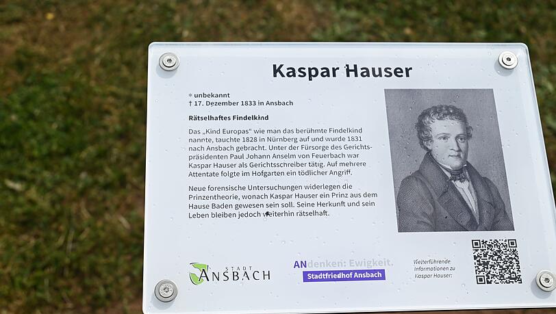 Die Infotafel am Grab von Kaspar Hauser fehlt.