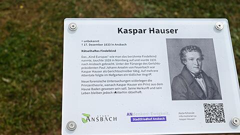 Die Infotafel am Grab von Kaspar Hauser fehlt.